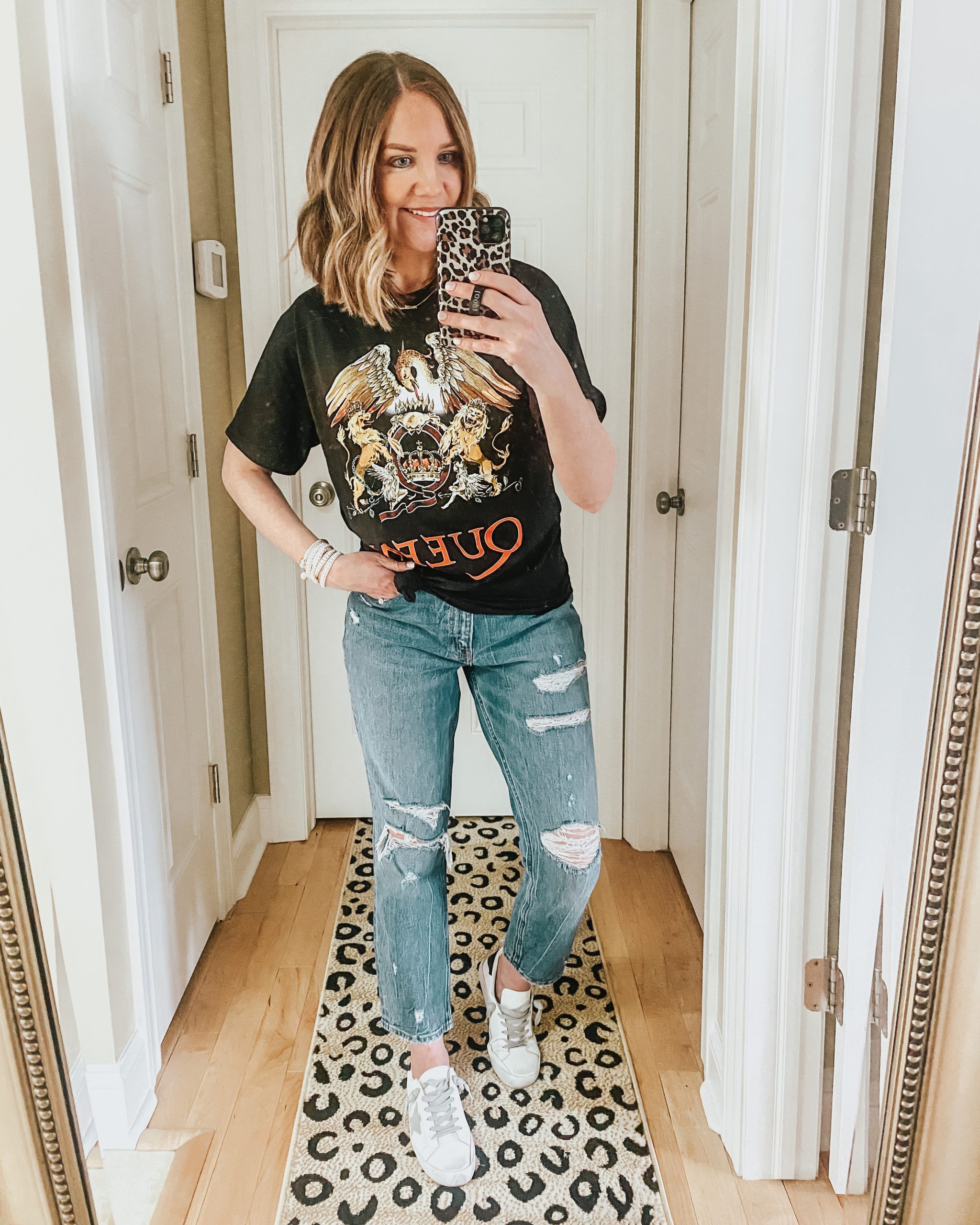 6 Different Ways To Style Mom Jeans Theeverygirl Outfit Jeans