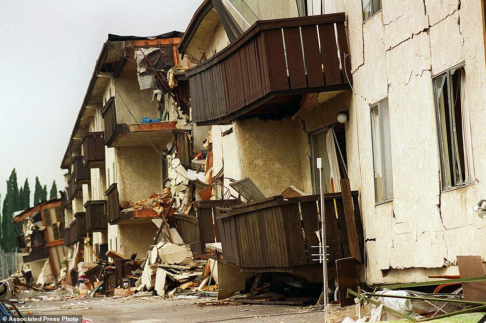 Ap Photos 1994 La Quake Caused Widespread Devastation Daily Mail Online