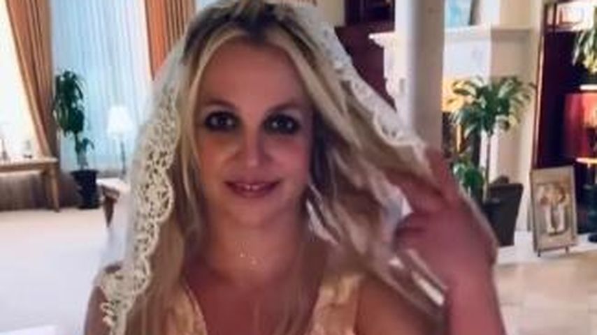 Clip Mit Brautschleier Britney Spears Heiratet Sich Selbst