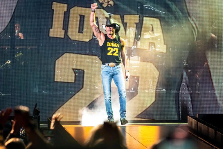 Country Music Star Tim Mcgraw Wore A Caitlin Clark Jersey On Stage