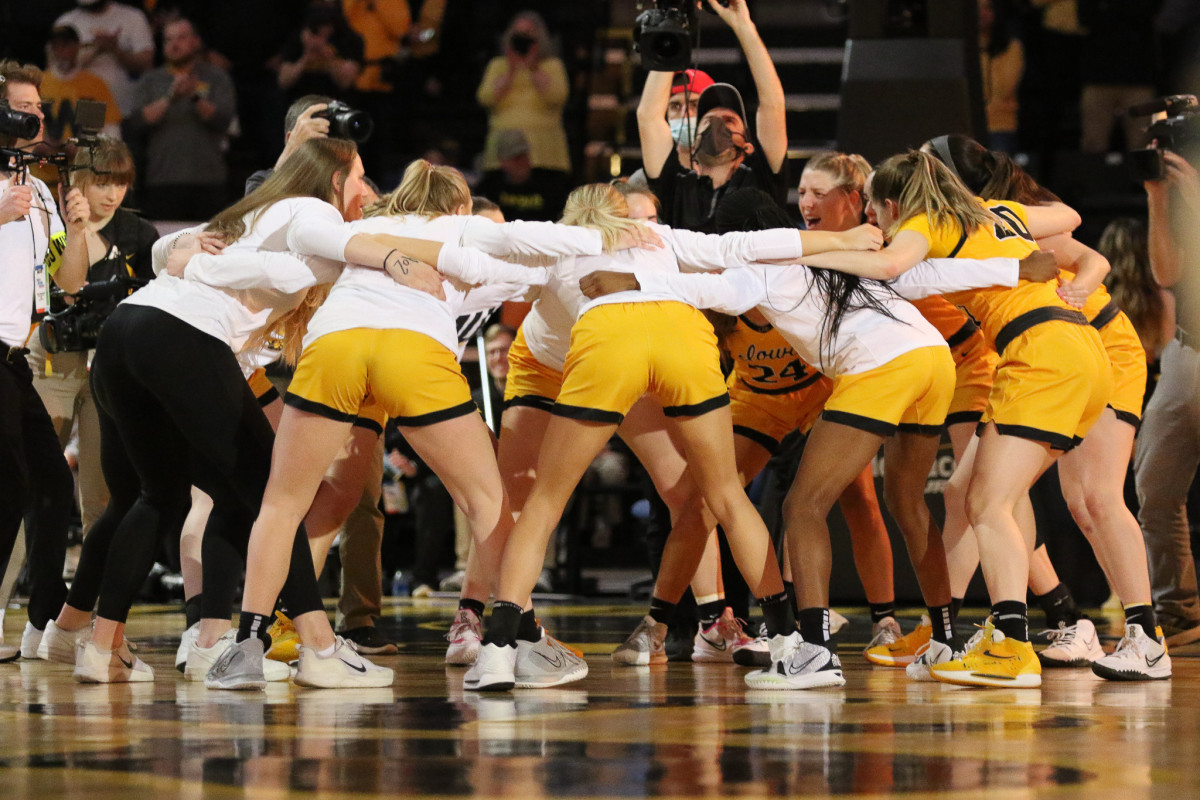 Iowa Women Overcome Uni Sports Illustrated Iowa Hawkeyes News