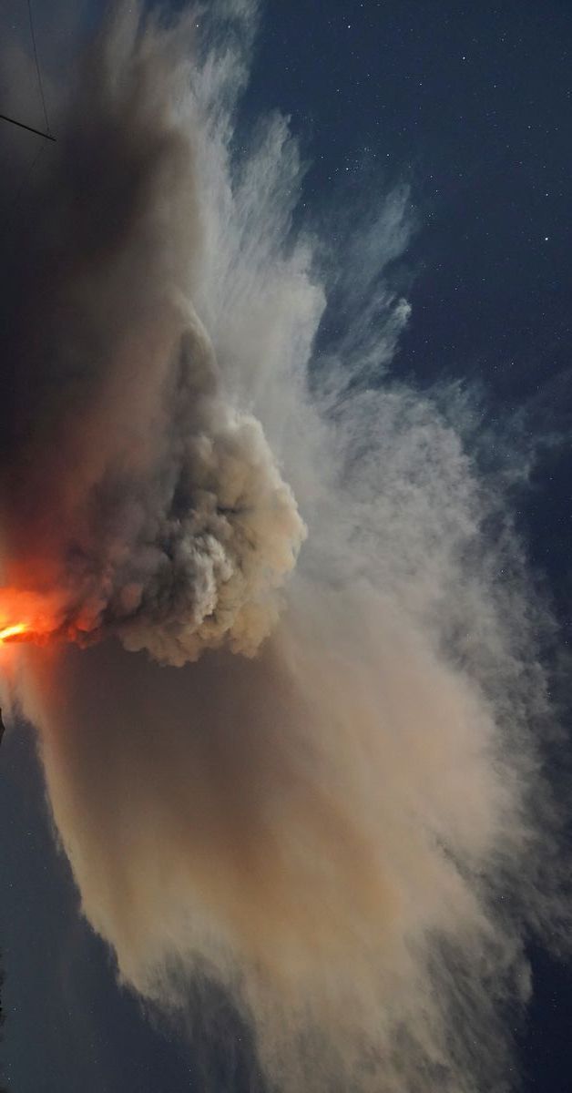 Italy S Mount Etna Lights Up Night Sky In Stunning Eruption December