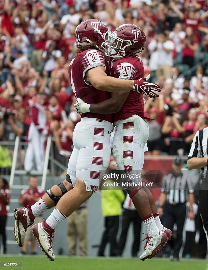 Jahad Thomas Of The Temple Owls Celebrates With Nick Sharga After