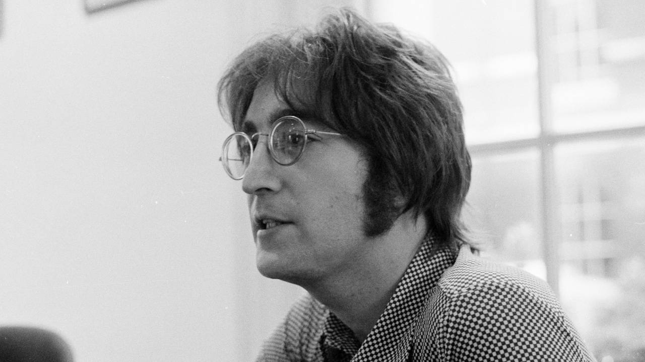 John Lennon Murder Killer S Bizarre Act After Shooting Beatles Star