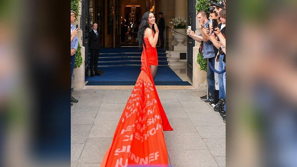 Katy Perry L Uft Mit 150 Meter Langer Schleppe Durch Paris