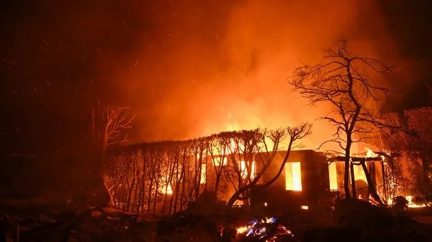 La Fires Paris Hilton And Billy Crystal S Homes Burn Down As More