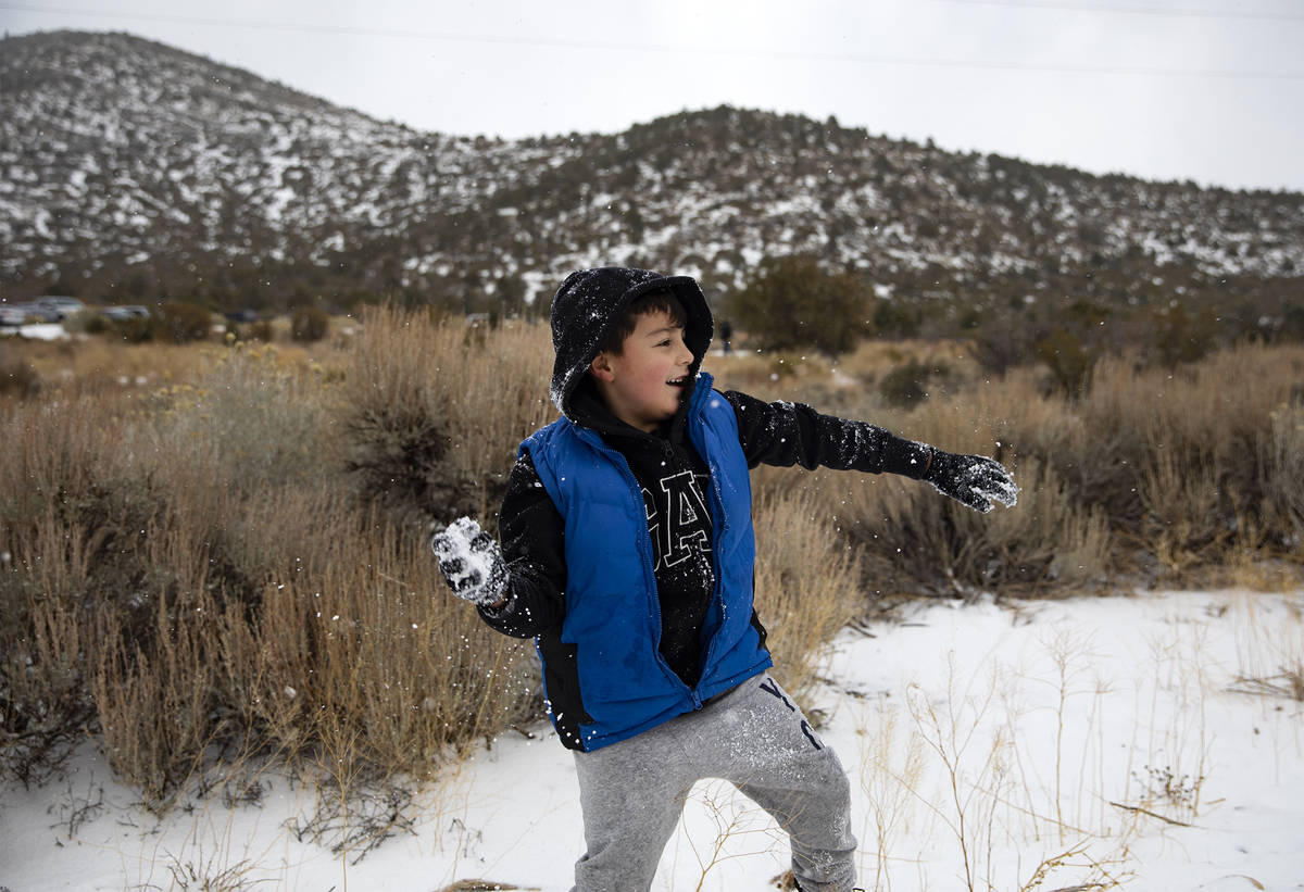 Las Vegas Sets Record Low High Temperature Snow Dusts Mountains Las