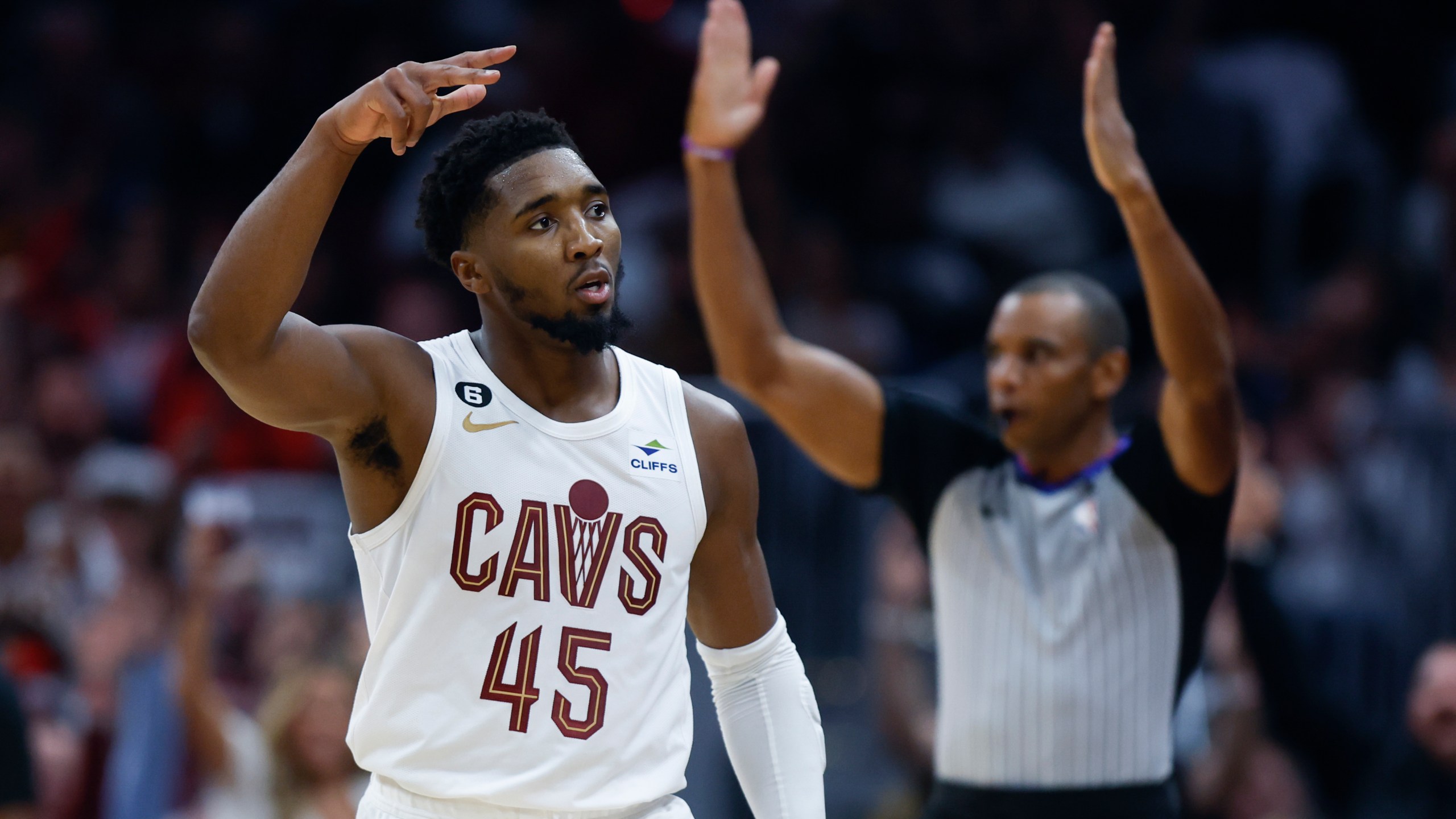 Mitchell Scores 37 In Home Debut Cavs Beat Wizards In Ot