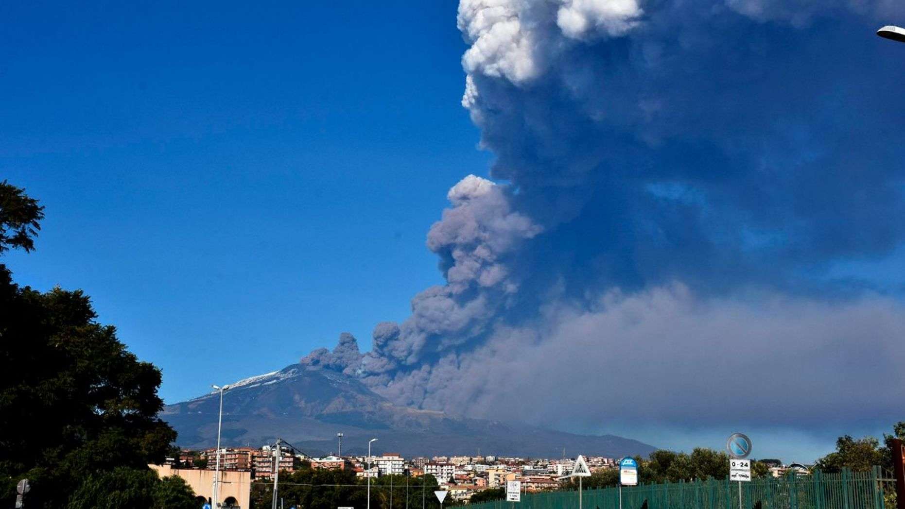 Mount Etna Erupts In Sicily Injuring At Least 10 The New York Times