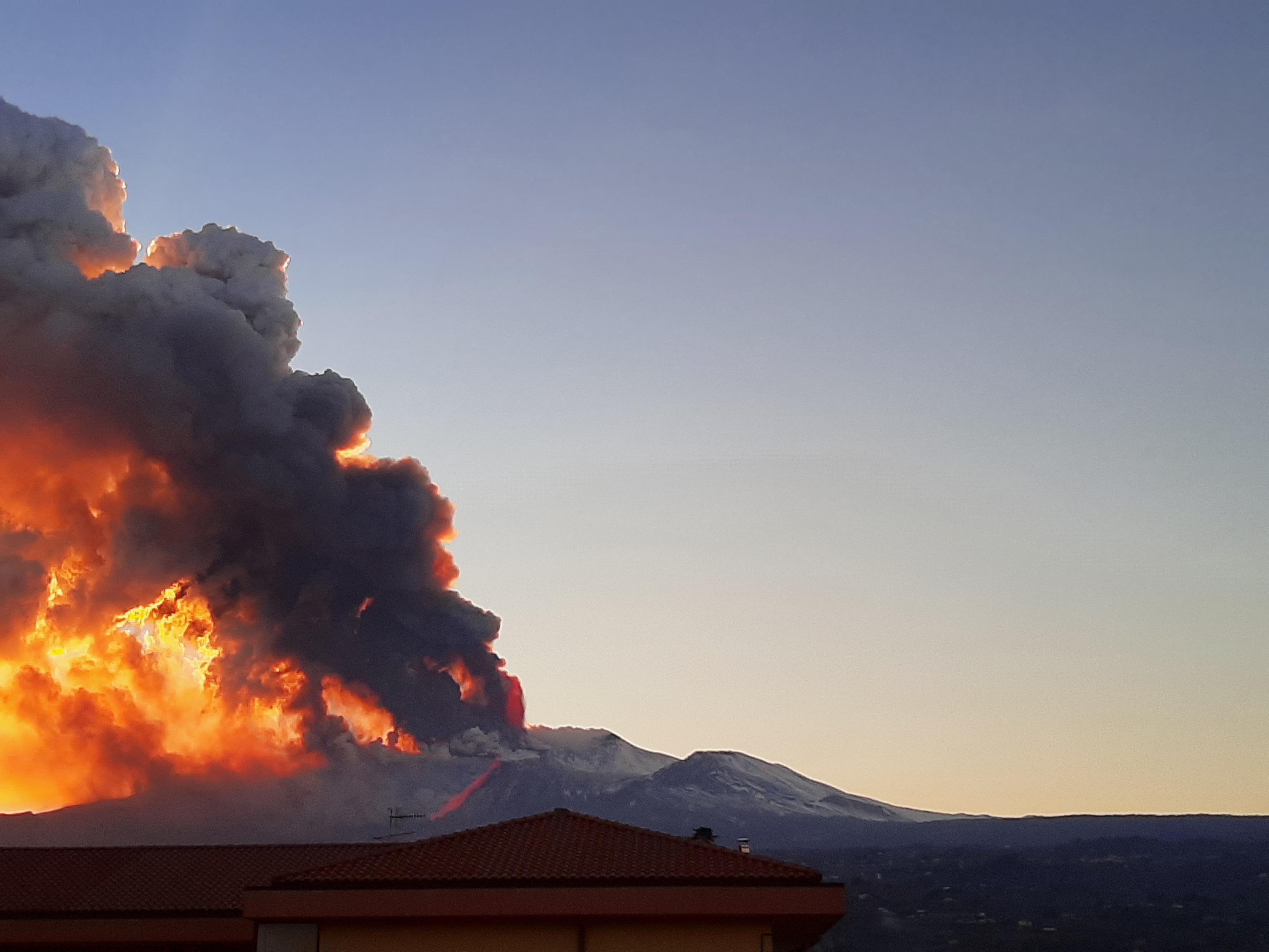 Mount Etna Spews Smoke And Ash In Spectacular New Eruption Metro News