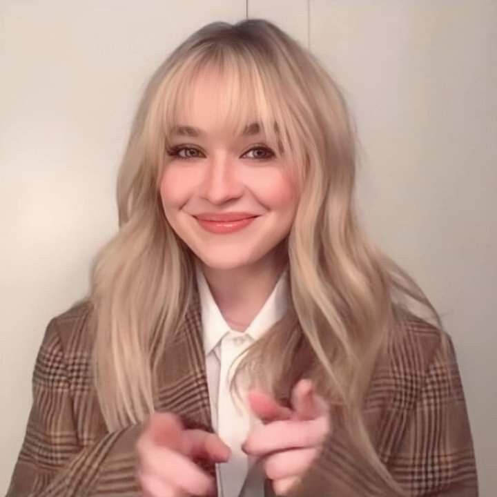 Sabrina Carpenter Hairstyles And Haircuts Hair Ideas