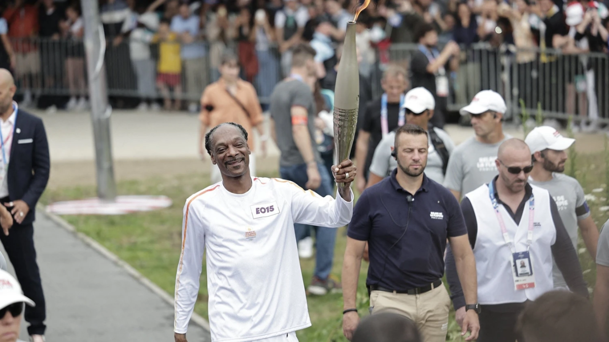 Snoop Dogg Bears The Olympic Torch In Paris Snoopdogg Olympicgames