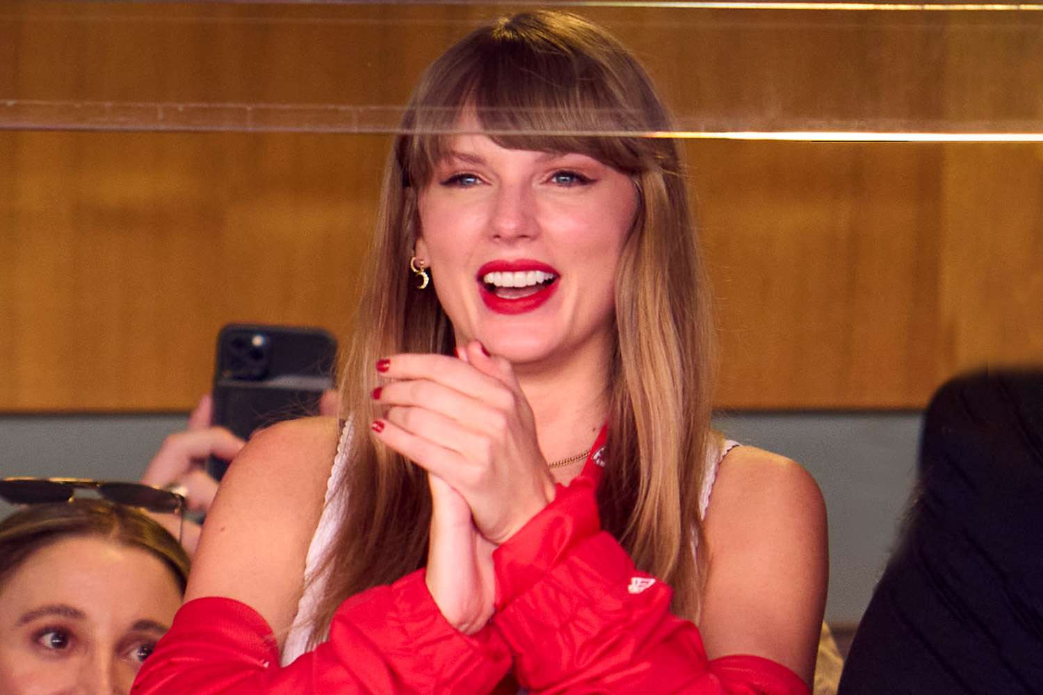 Taylor Swift Fans Happy To See Her At Chiefs Game In Kc The Kansas