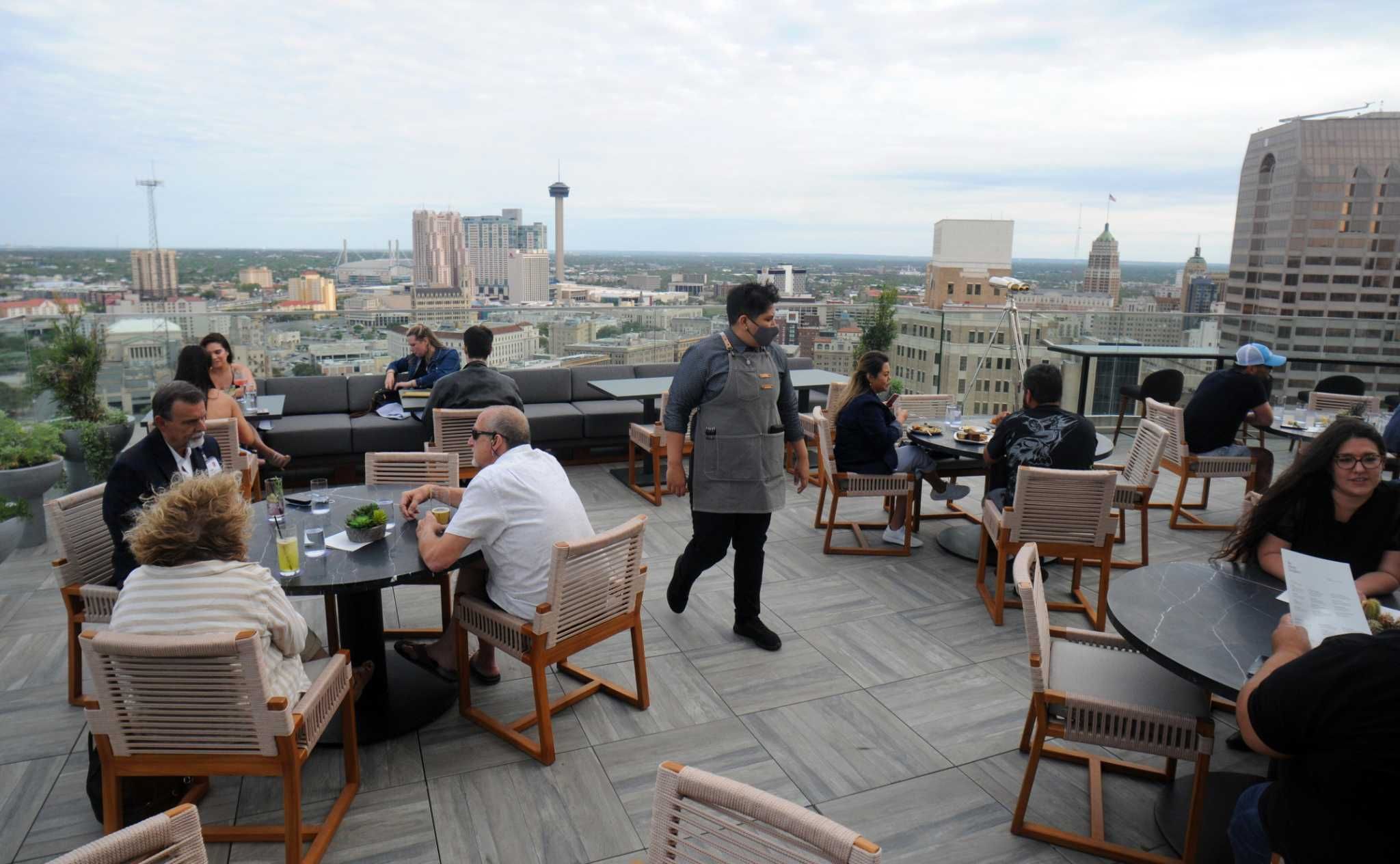 The 4 Best San Antonio Rooftop Bars With Great Skyline Views