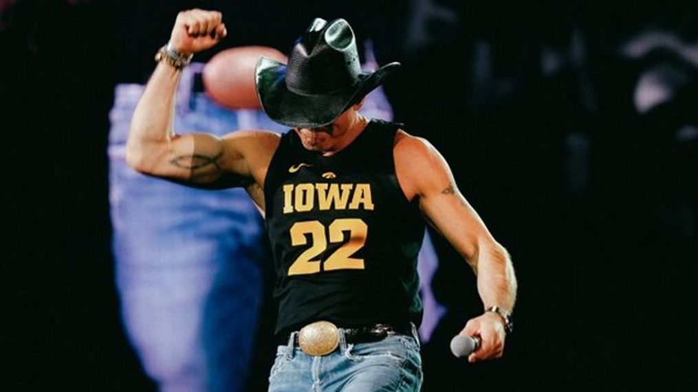 Tim Mcgraw Wears Caitlin Clark Jersey For Concert In Des Moines