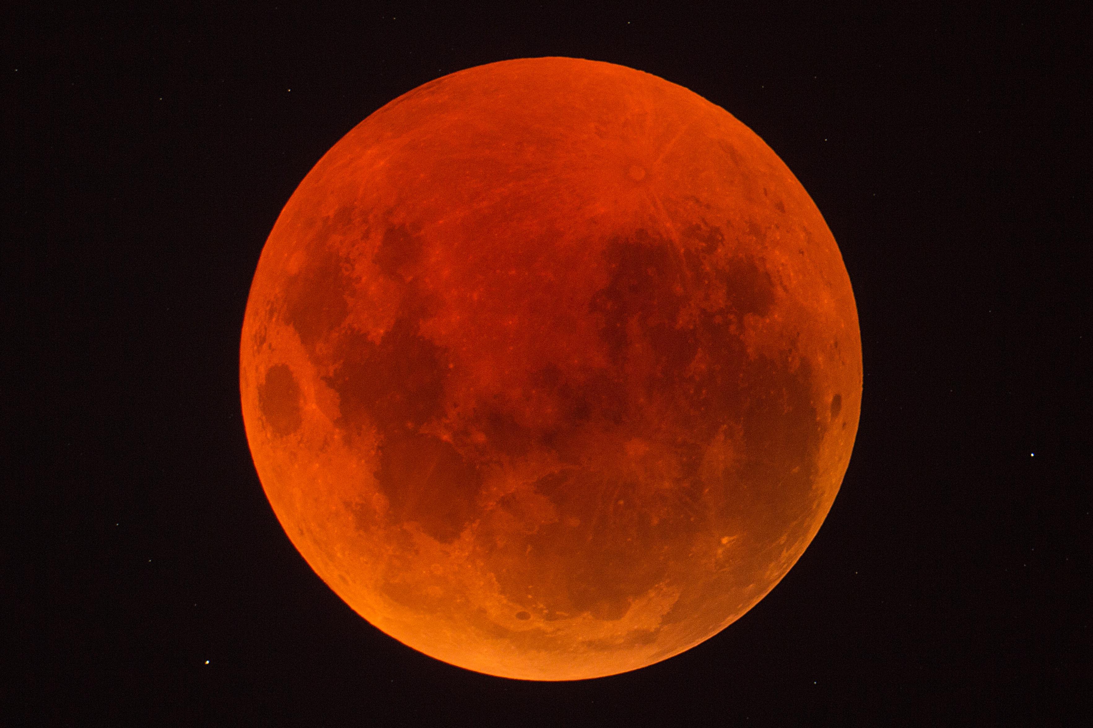 Today S Lunar Eclipse At Its Deepest Point R Pics