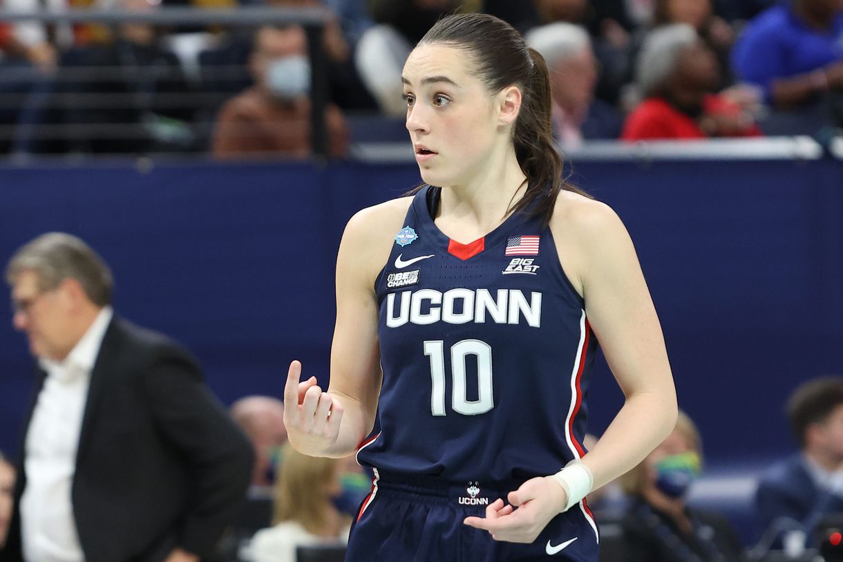 Uconn Wbb Weekly With Paige Bueckers Out Nika M Hl Is Now Uconn S